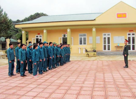 Dân quân tự vệ huyện Điện Biên Đông quán triệt nhiệm vụ trước buổi huấn luyện. Ảnh: THÙY NGÂN
